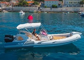 Rent a boat in Hvar Sacs 780s